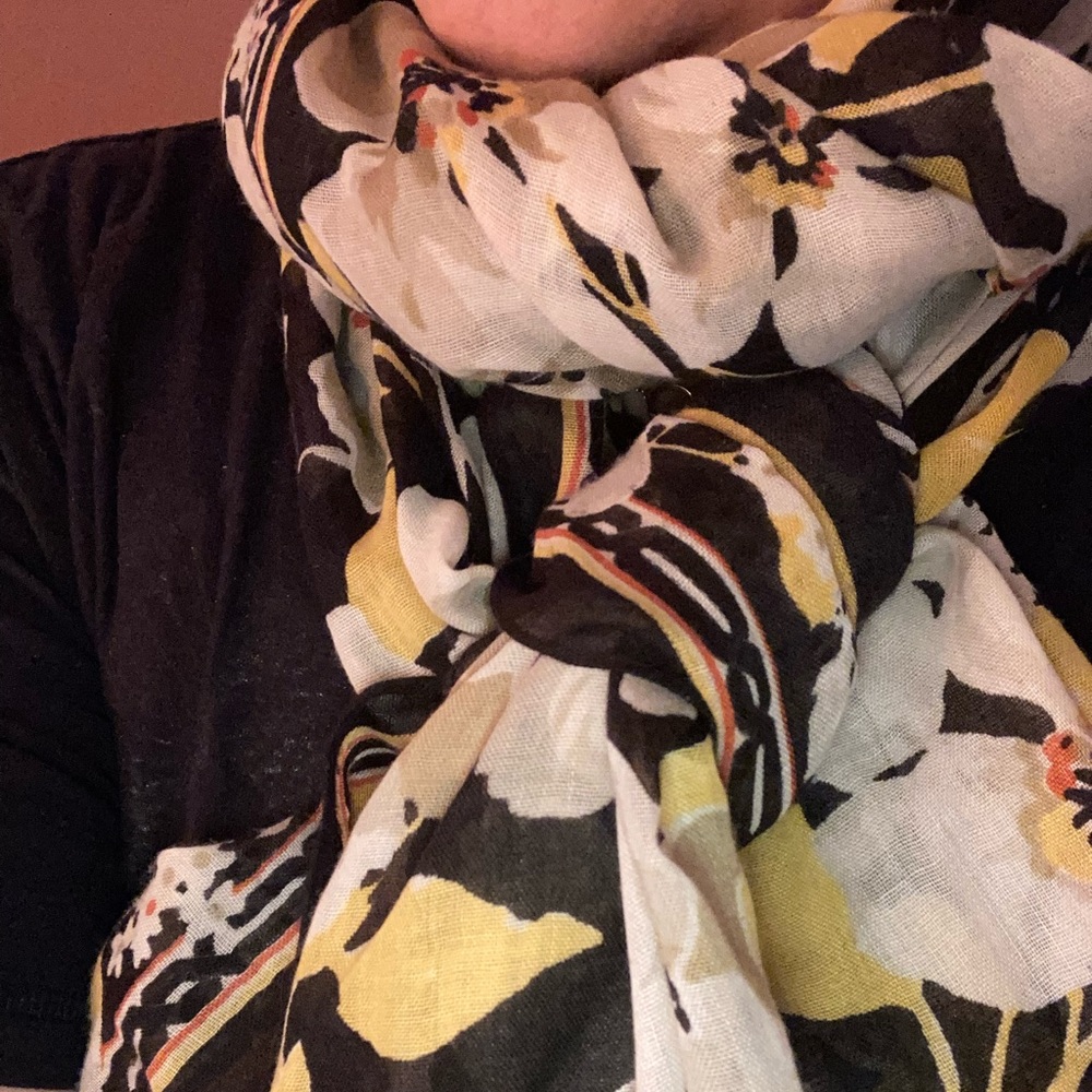 Beautiful and light Vera Bradley scarf.